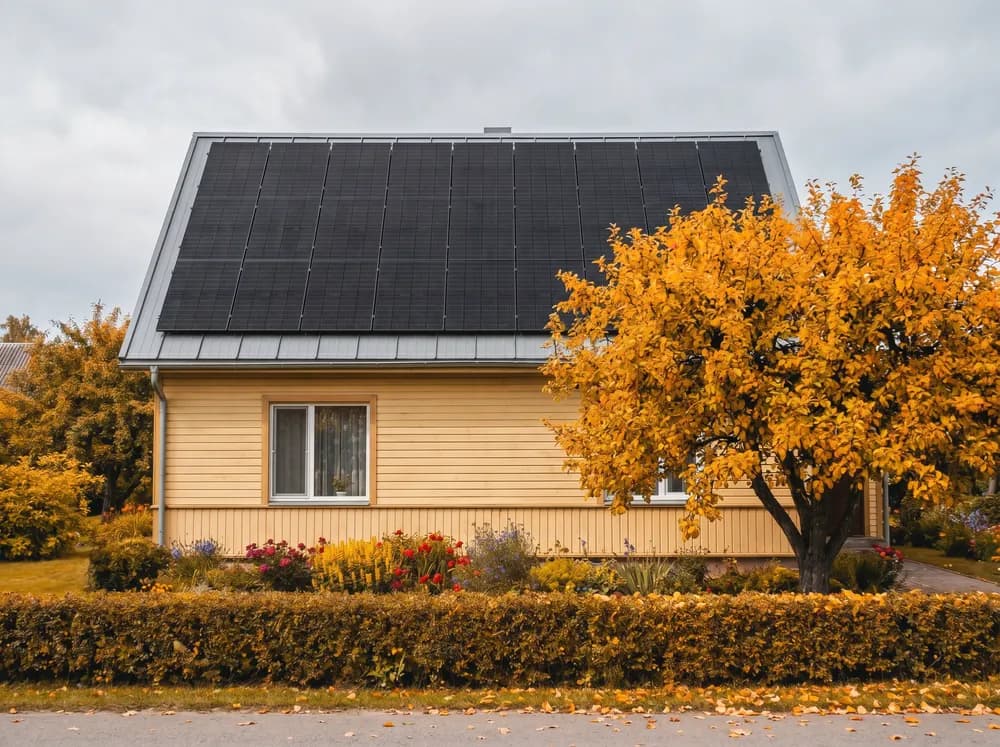Rudens — māja ar saules paneļiem