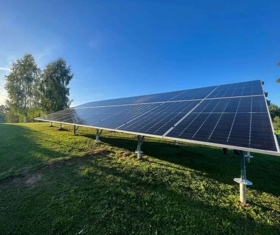 Bifacial zemes sistēma zaļā pļavā