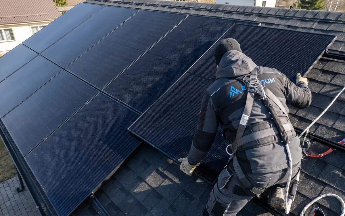 ENERGUM montieris drošības jostās uz jumta pievieno paneli jau uzstādītajai rindai