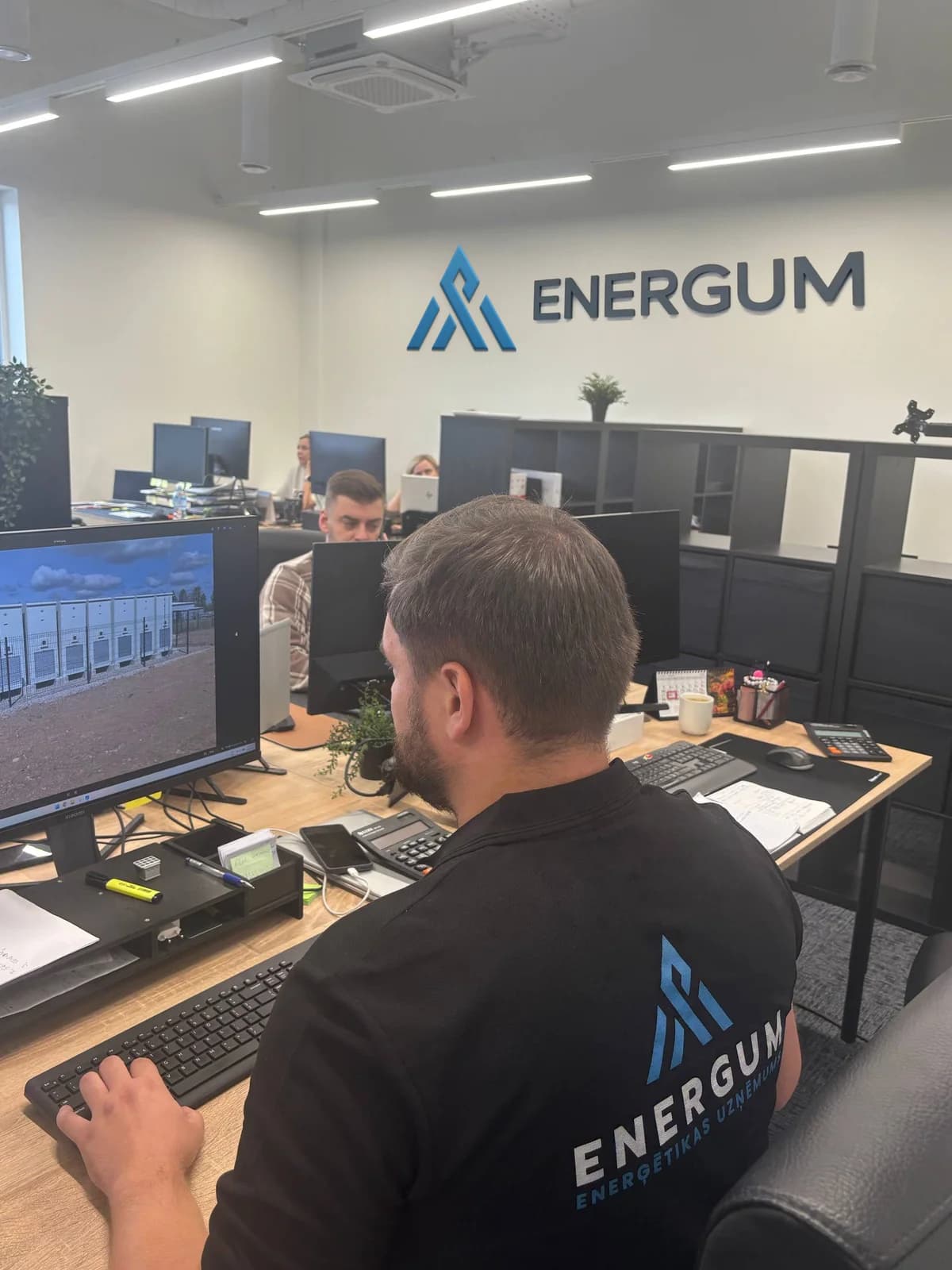 ENERGUM birojs — komanda pie darba zem uzņēmuma zīmes