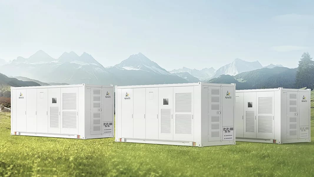 Balti AlphaESS Aster TB250/TB500 enerģijas uzkrāšanas konteineri zaļā pļavā.